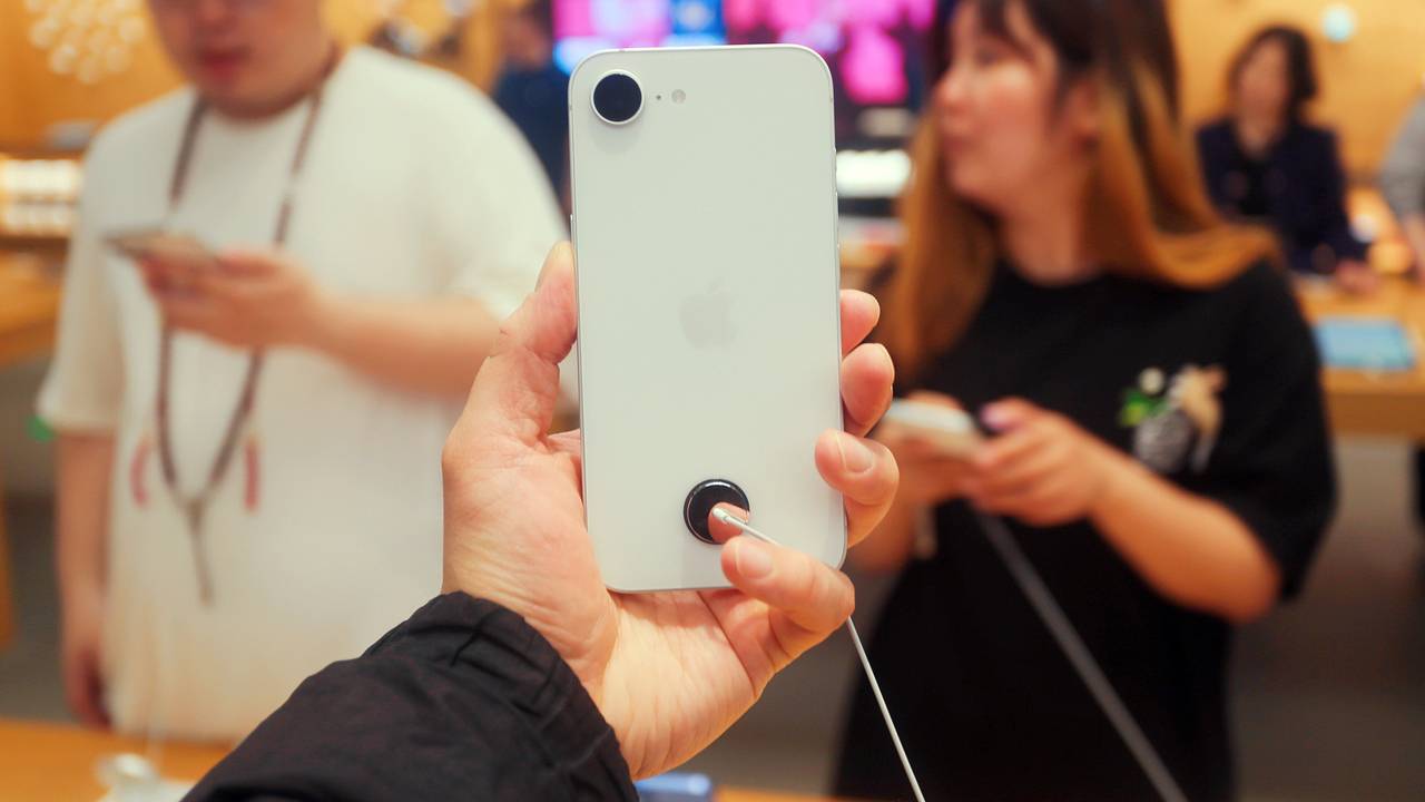 Самый дешевый iPhone оказался бестселлером