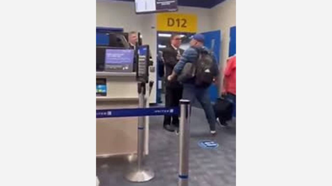 Разозленный пассажир нокаутировал сотрудника авиакомпании и попал на видео