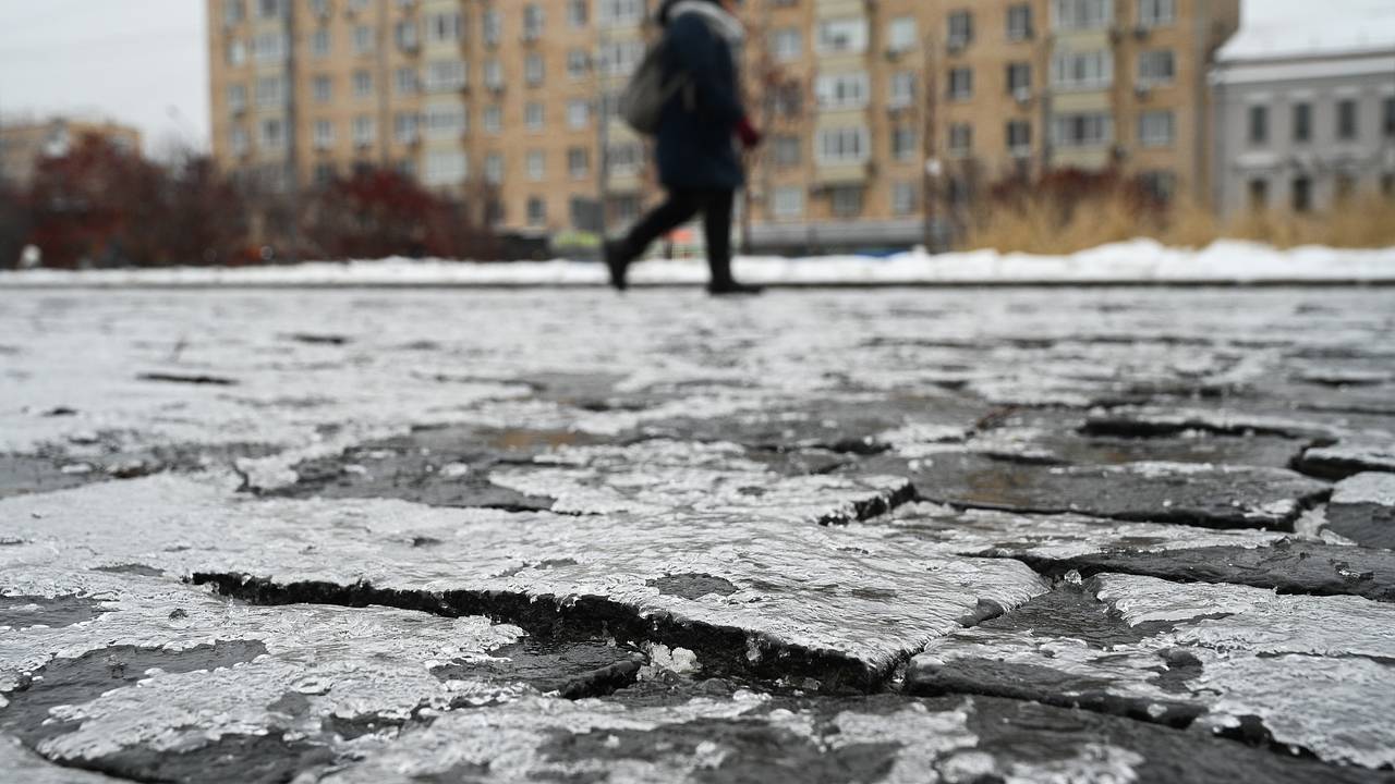 Москвичек призвали не ходить на каблуках
