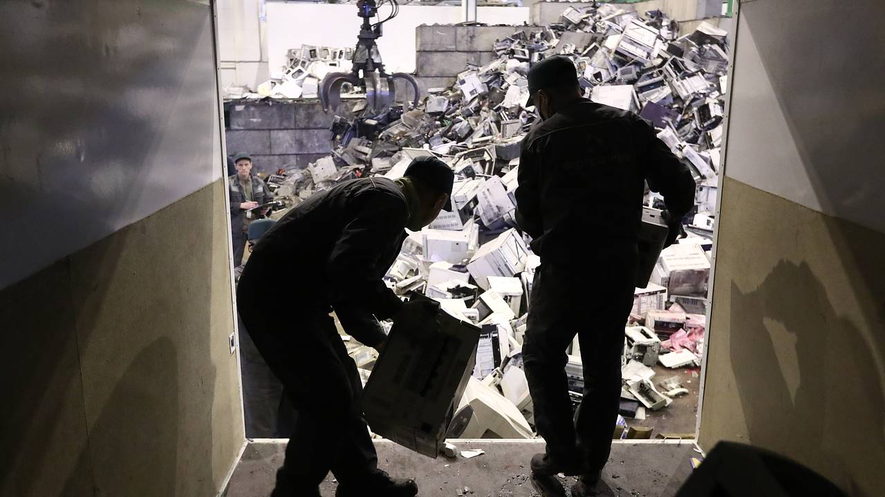 Россиянам напомнили о штрафах за выброшенную технику