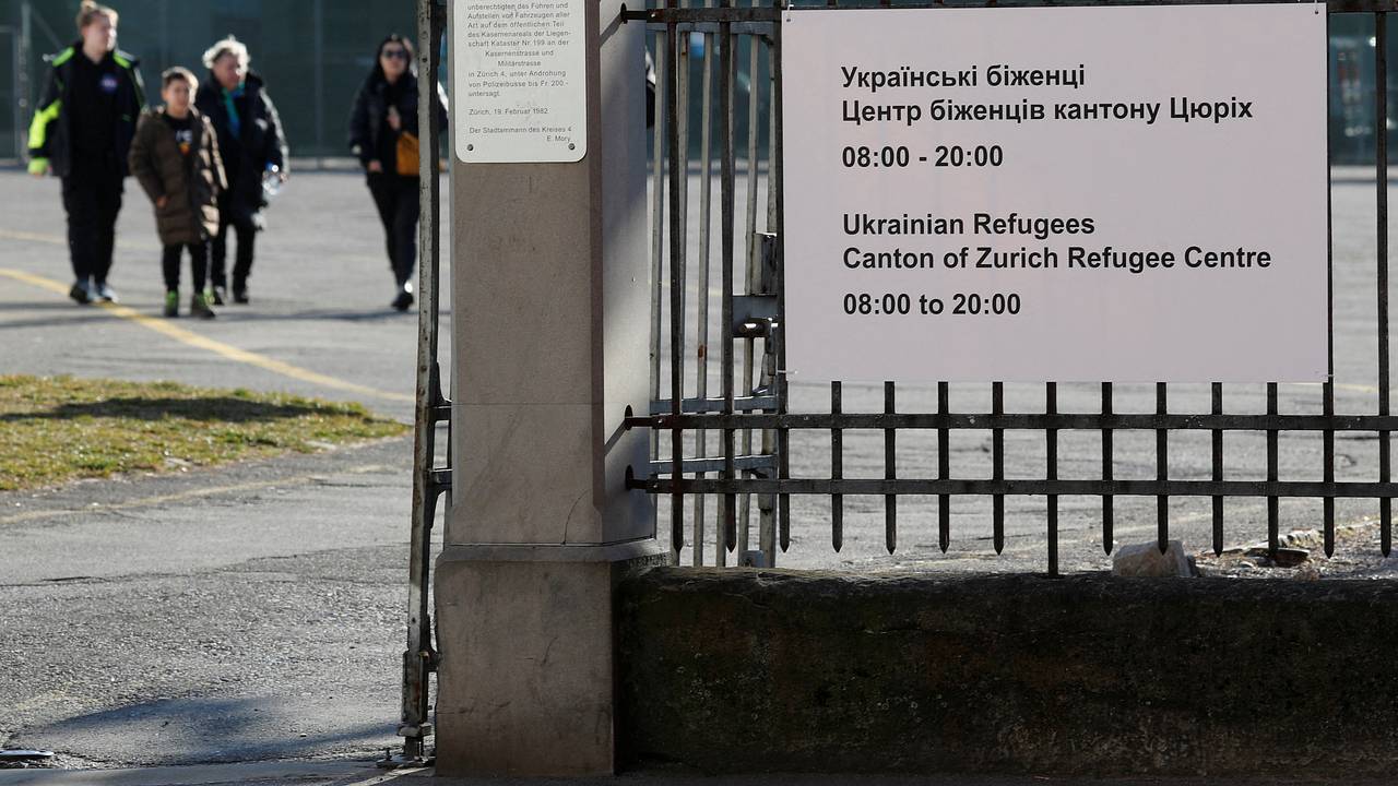 Десятки тысяч украинцев потеряли статус беженцев в Швейцарии