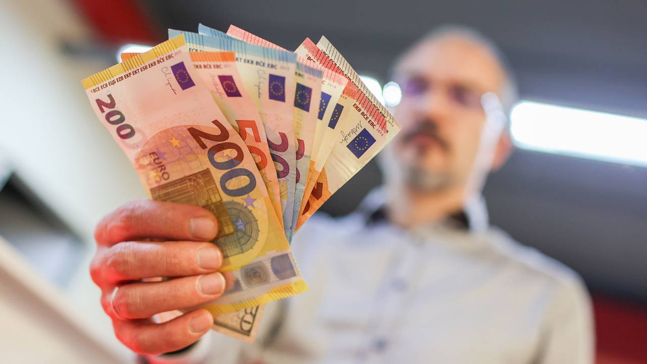 Курс евро опустился ниже 89 рублей
