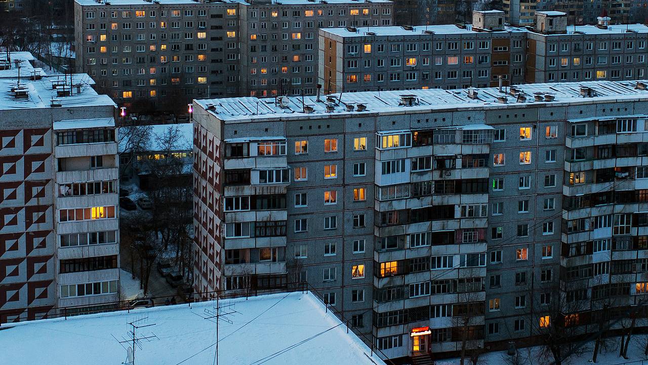 Снег с крыши растаял и затопил квартиру в российском городе