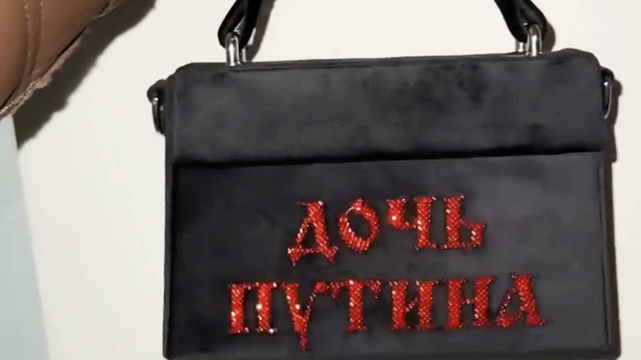 Российский дизайнер выпустила сумку с надписью «дочь Путина» и вызвала ажиотаж в сети