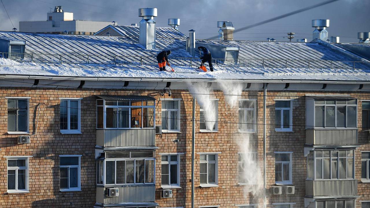 В российском городе коммунальщиков наказали за сход снега с крыши на ребенка