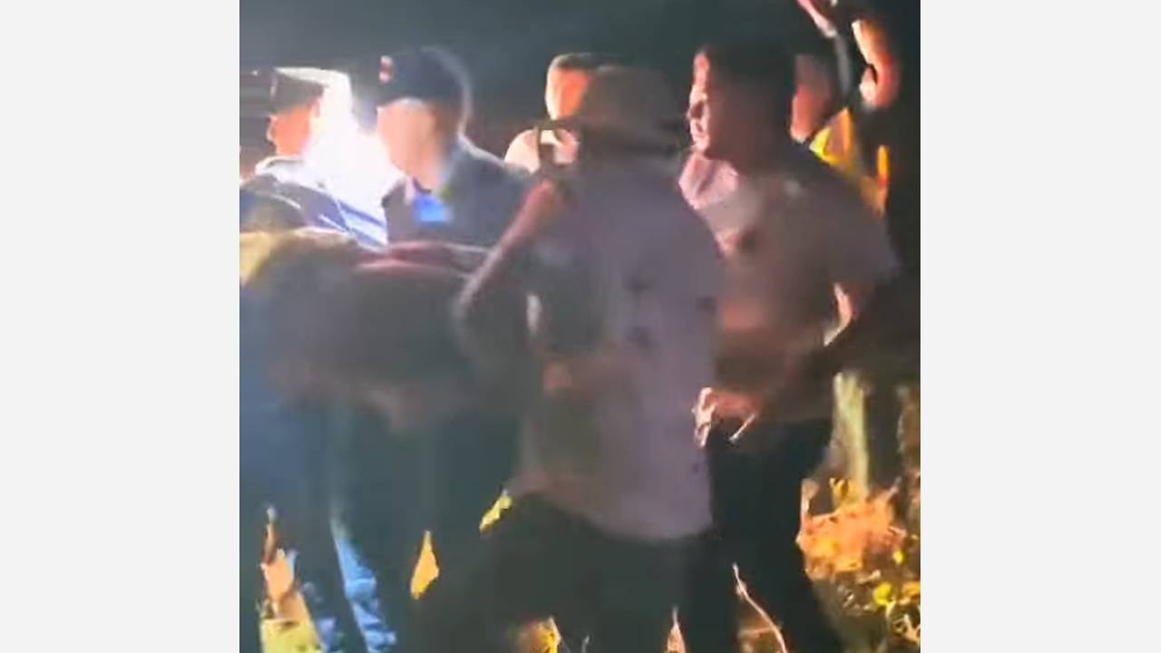 Спасение пассажиров упавшего самолета попало на видео
