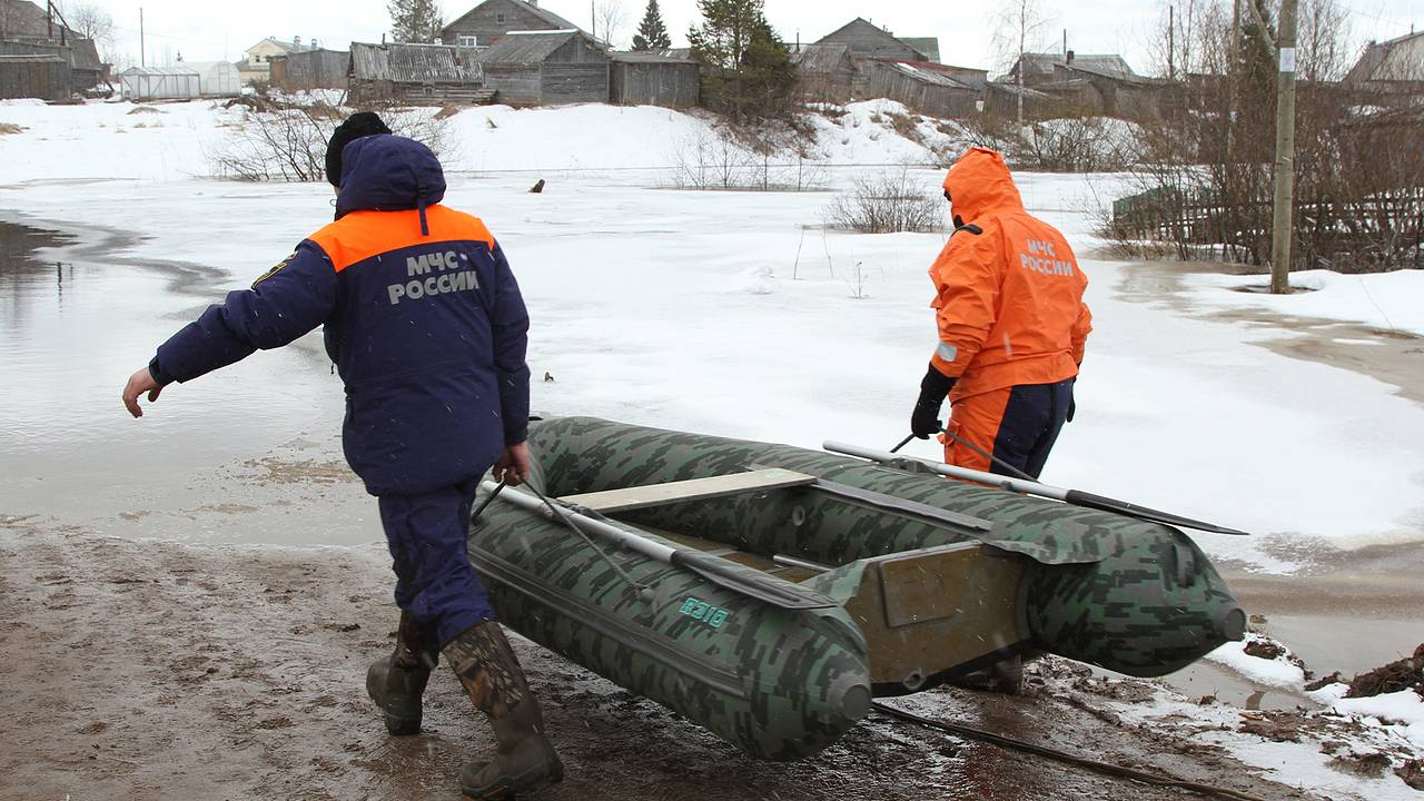 Более сотни жителей российской деревни покинули дома из-за ЧС