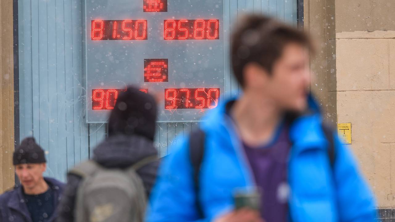 Центробанк повысил официальный курс доллара в России