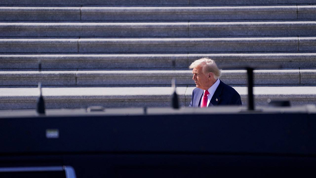 Белый дом назвал время начала разговора Трампа с Зеленским