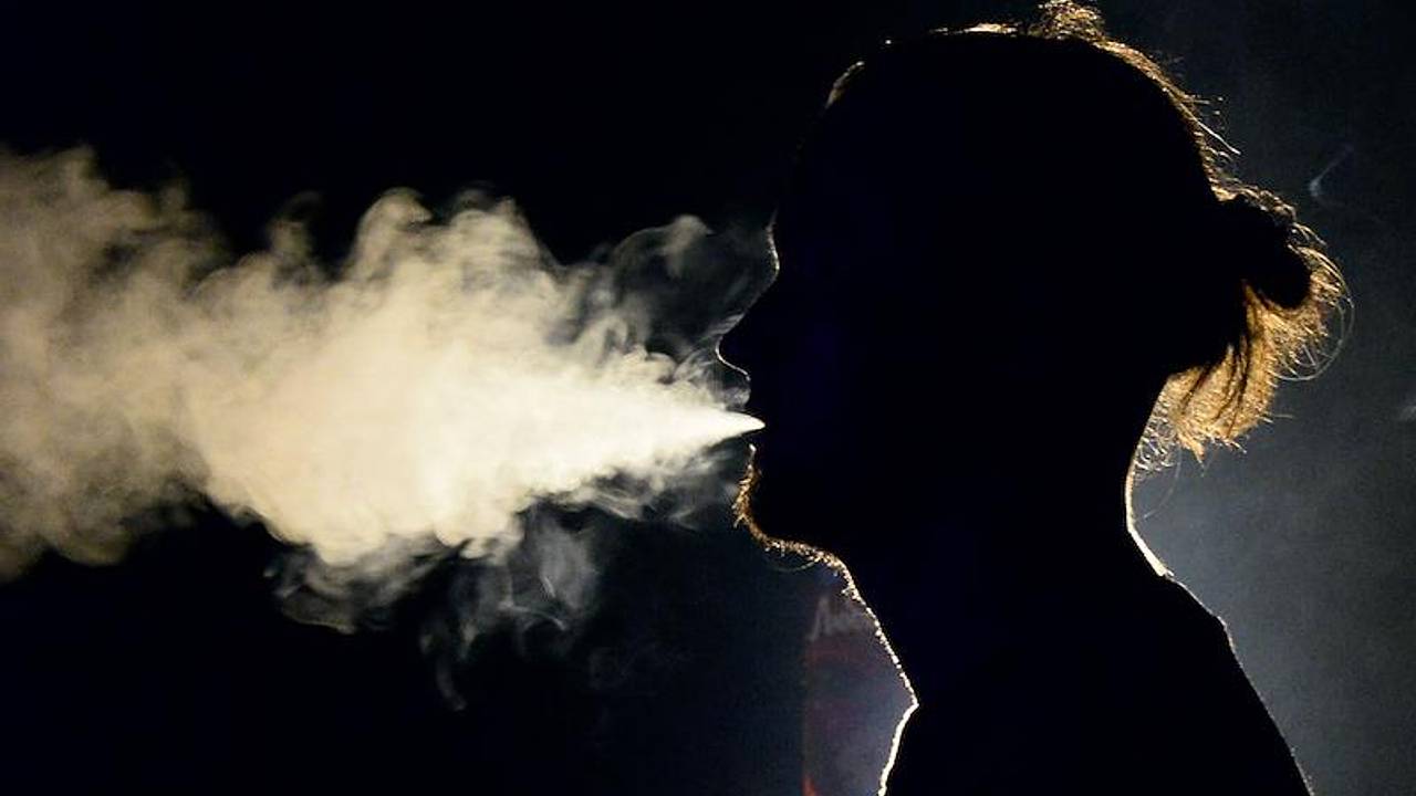 Летевший на собственную свадьбу мужчина оказался в полиции из-за любви к ананасовому вейпу