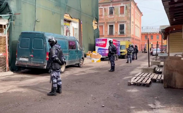 В Санкт-Петербурге сотрудники Росгвардии окружили Апраксин двор