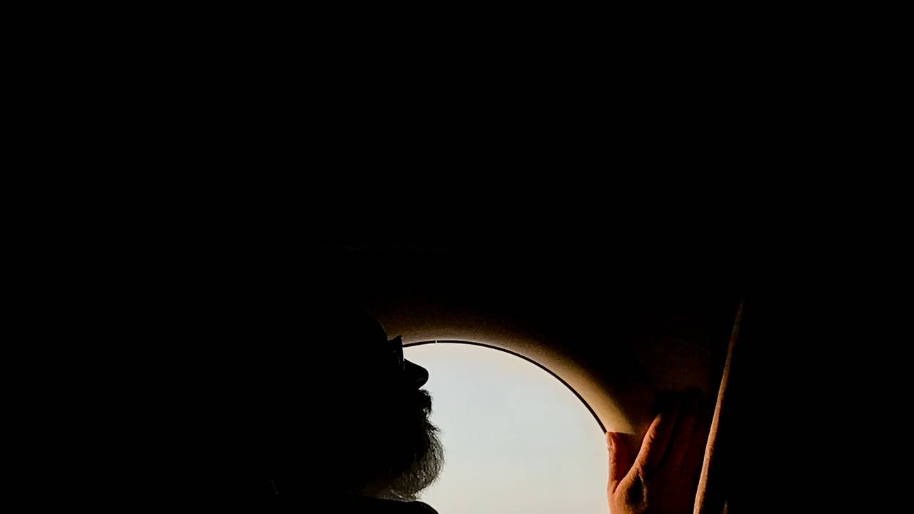 Пассажирский самолет получил удар молнии и вернулся сразу после взлета