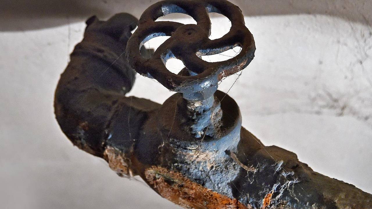 В российском поселке пожаловались на льющуюся из крана черную жижу
