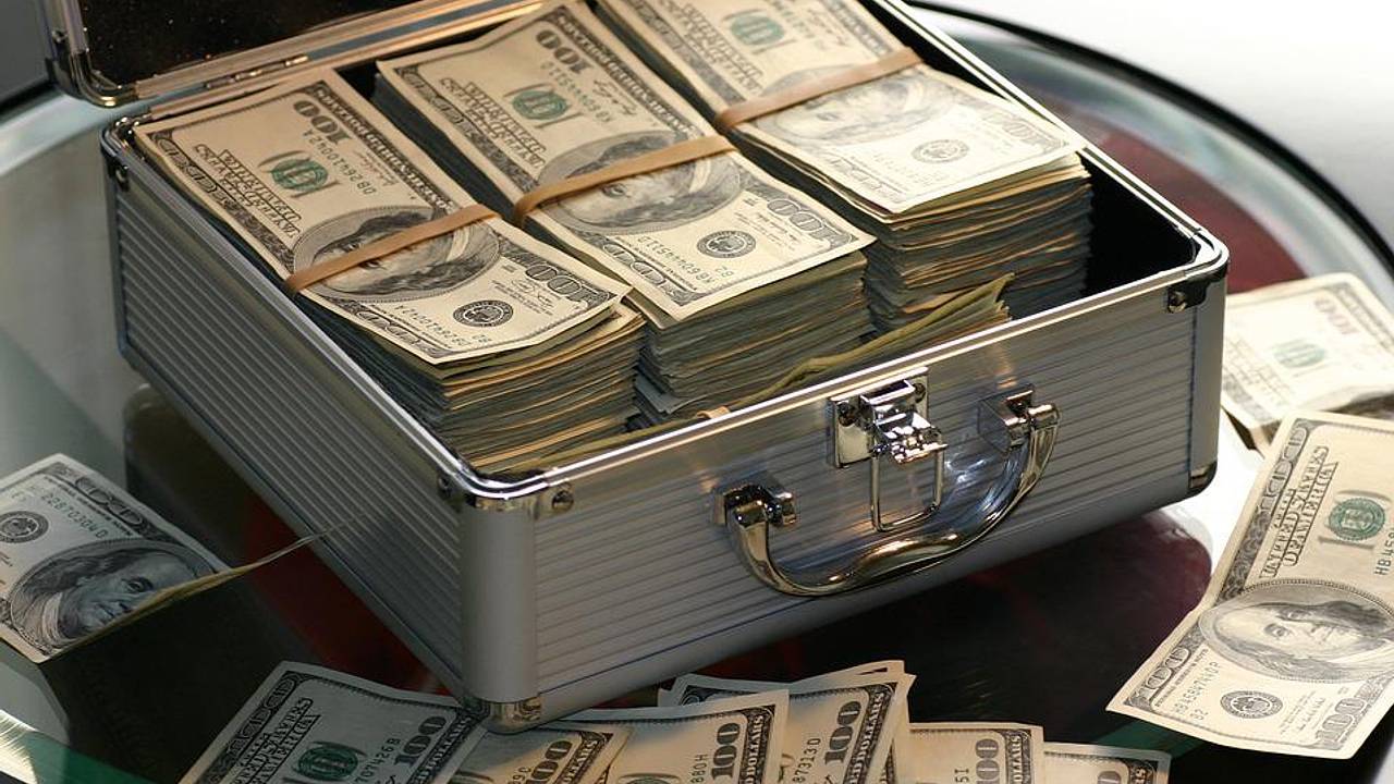Курс доллара на апрель 2025 года предсказали