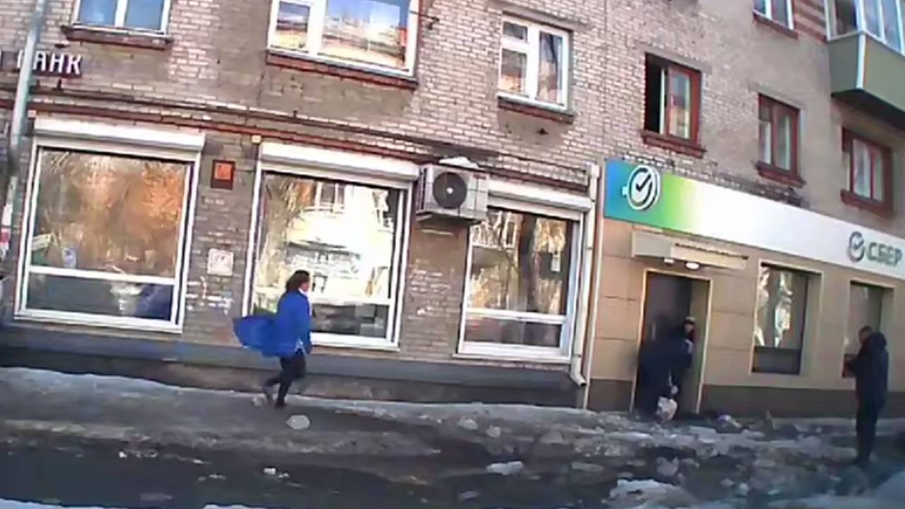 Глыба льда рухнула на восьмилетнюю россиянку и попала на видео