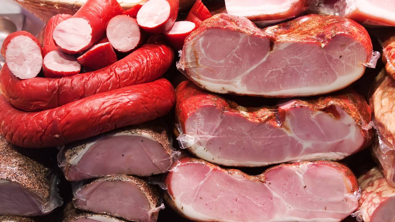 В российских колбасе и сардельках нашли мясной клей