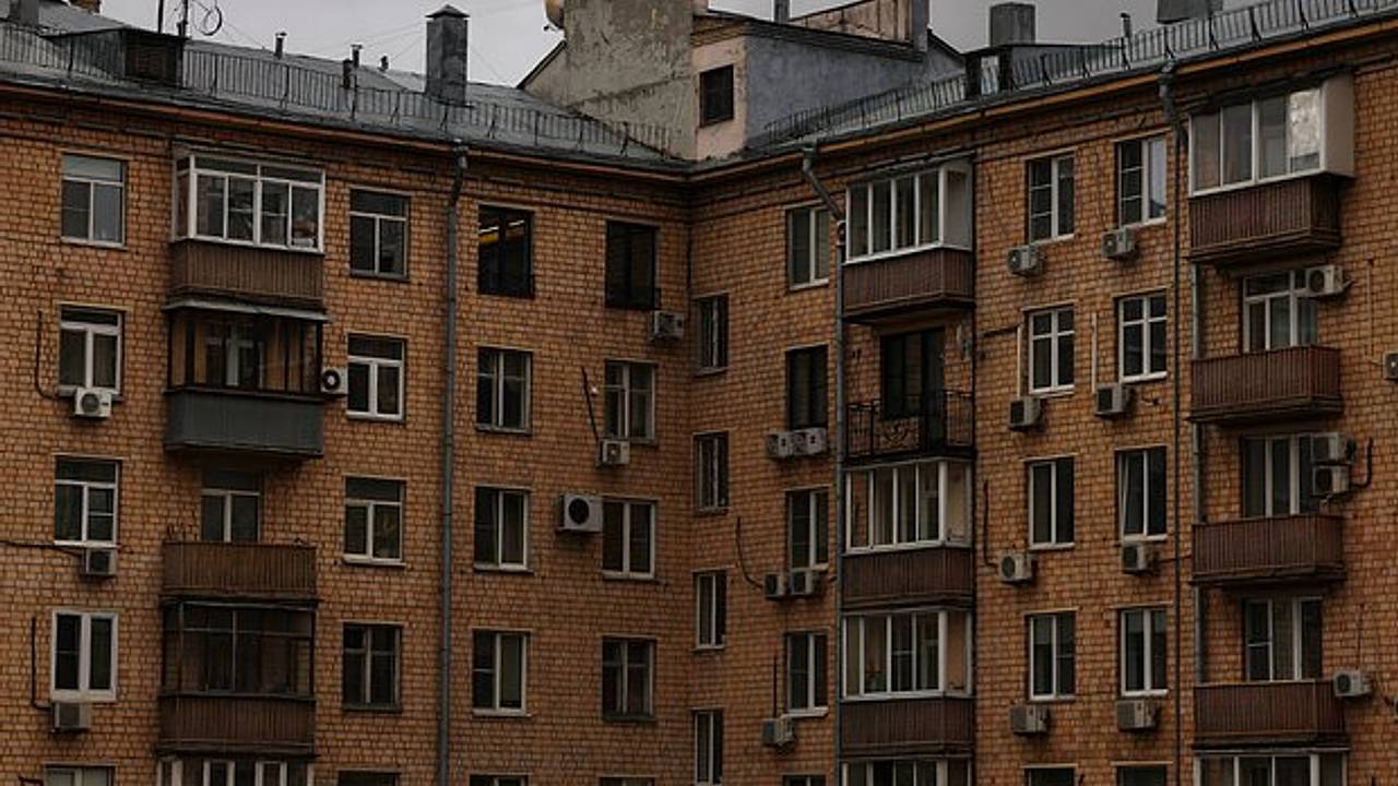 Брокер оценил запрет сделок с жильем за наличные