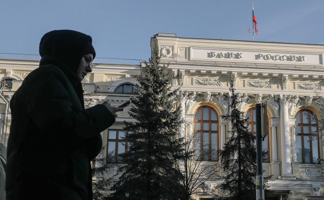 ЦБ на полгода продлил ограничения на перевод средств за границу