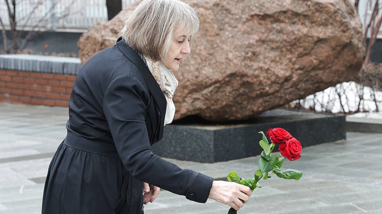 Захарова жестко раскритиковала визит посла Канады на Пискаревское кладбище