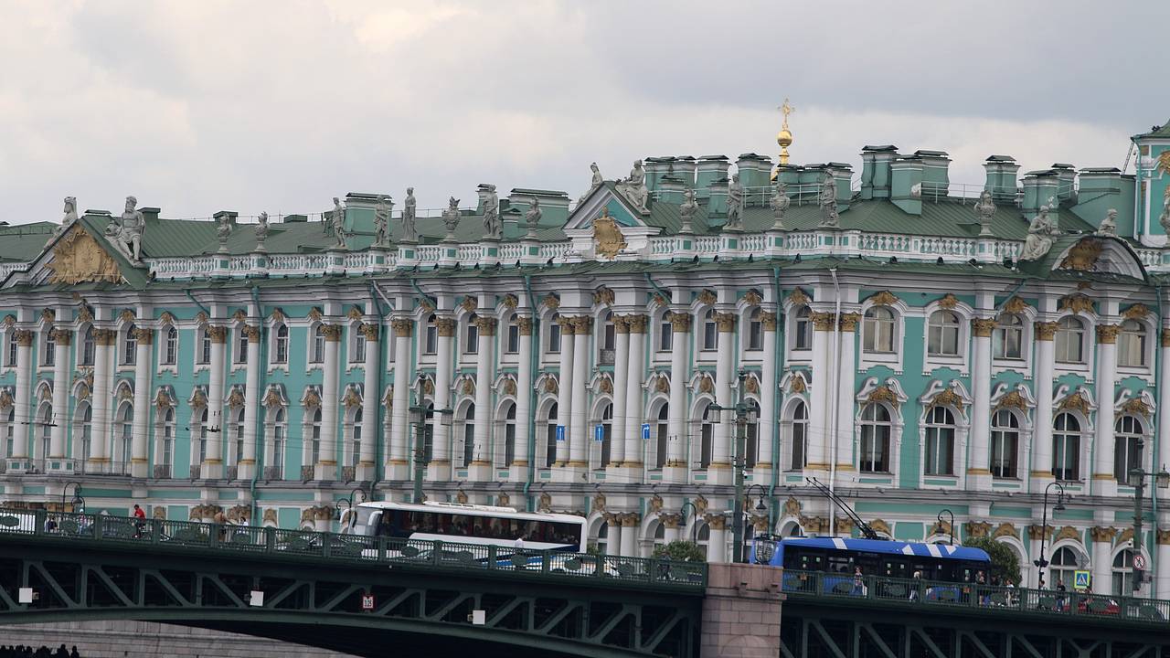 Эрмитаж прокомментировал ситуацию с посетительницей в роскошном наряде