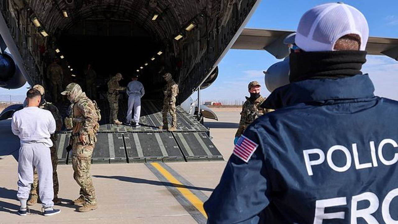 США депортировали более 20 венесуэльских мигранта на базу Гуантанамо