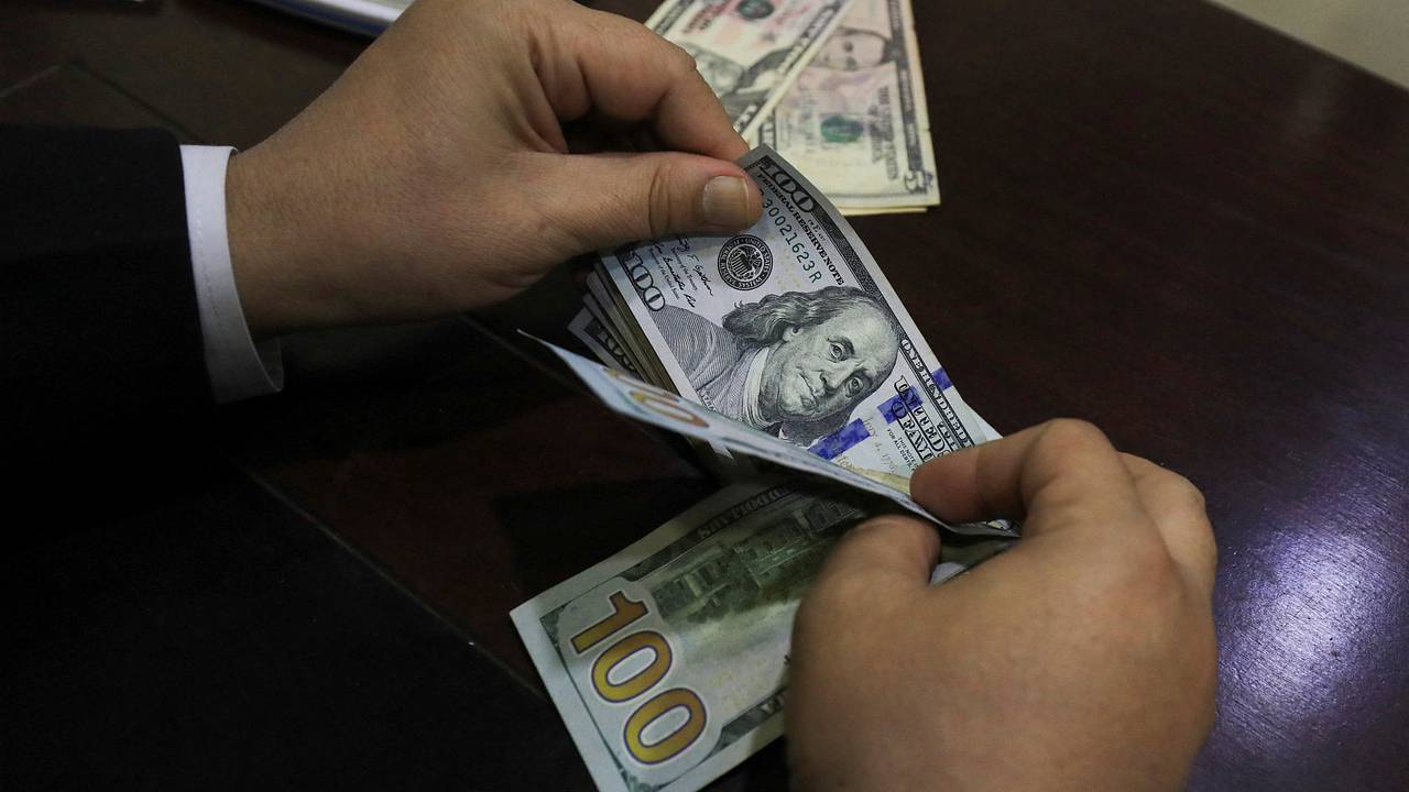 Россиянам назвали лучшее время для покупки долларов