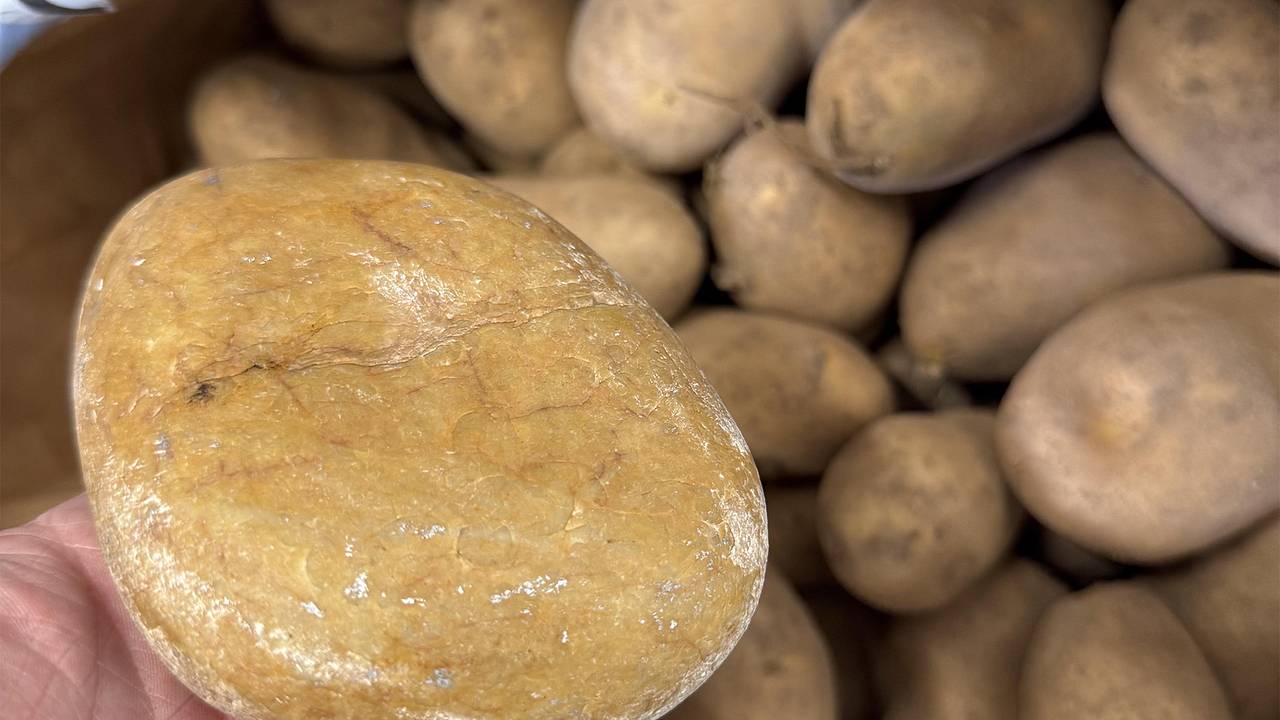 Мужчина купил мешок картошки и удивился необычной находке