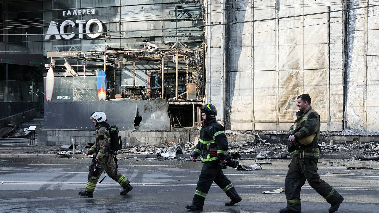 В Ростове-на-Дону несколько часов горит торговый центр. Мощный пожар попал на видео. Что известно о причинах возгорания?