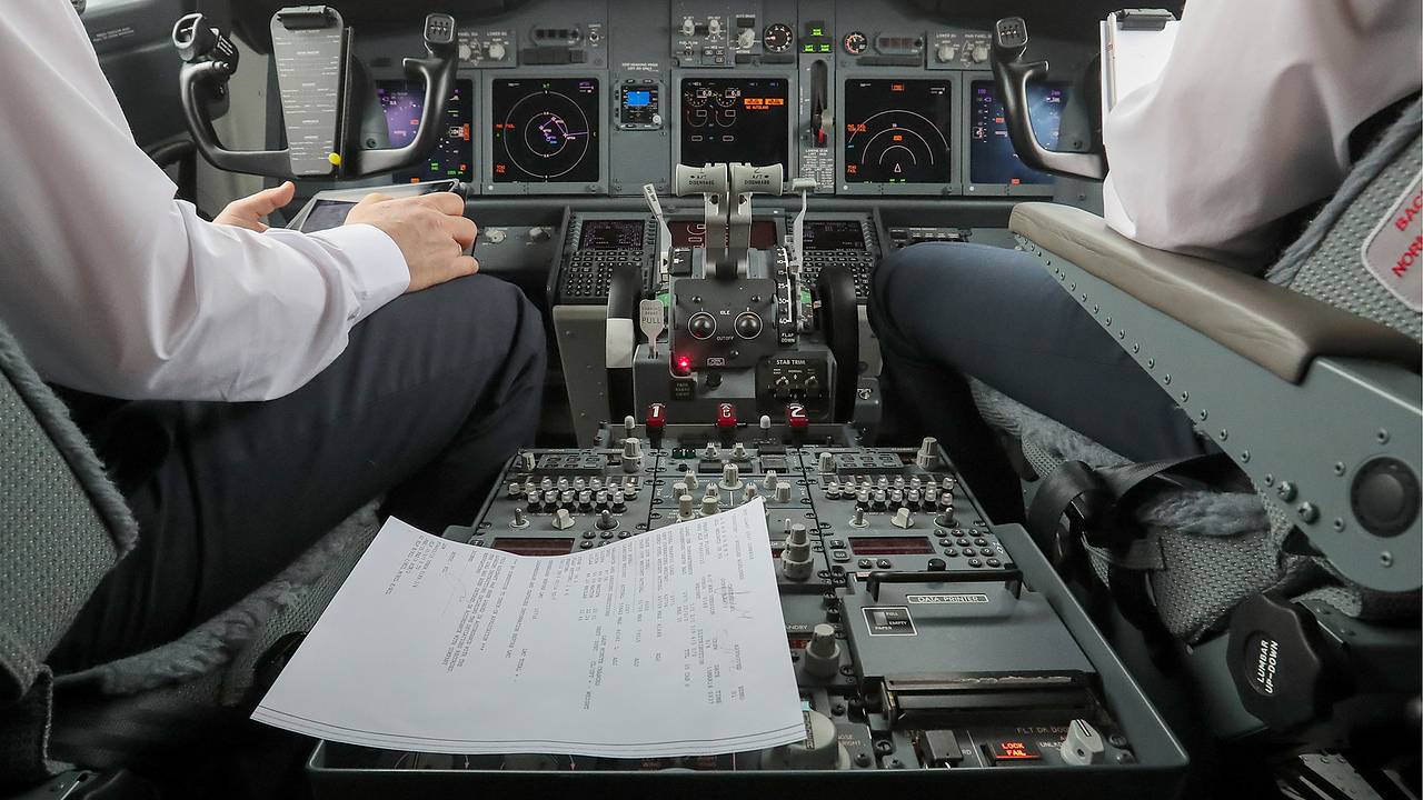 Пилоты услышали странные сообщения на аварийной частоте в полете по России