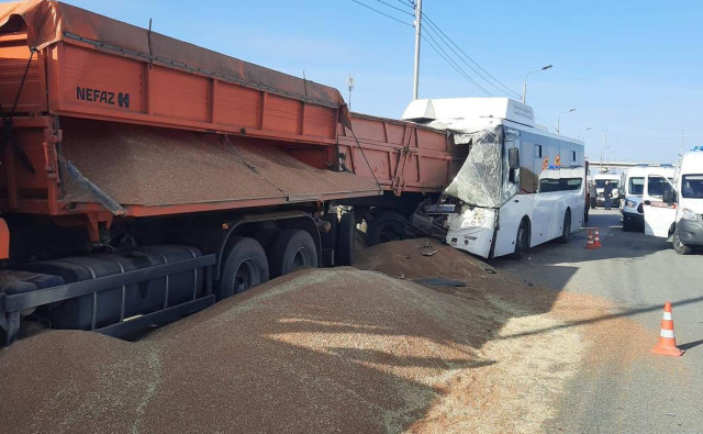 После автокатастрофы с автобусом в Крыму в больницы доставили 36 человек