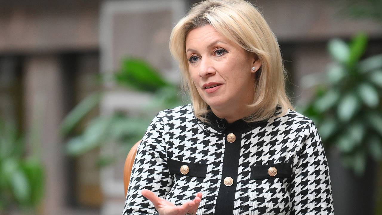 Захарова прокомментировала картину с горящим Кремлем в кабинете Зеленского