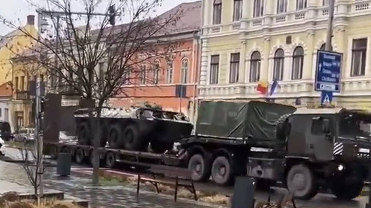 В Румынии сообщили о заполонившей приграничье военной технике из США для Украины