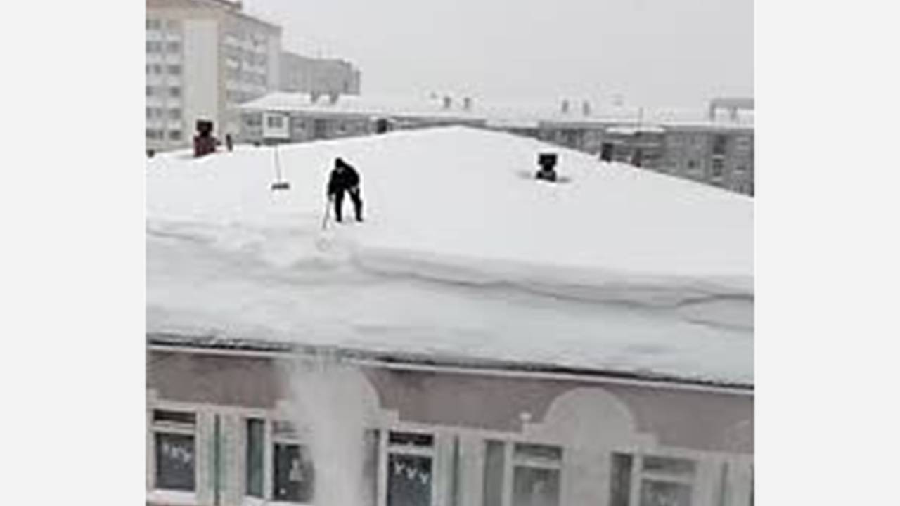 Бесстрашный чистильщик снега в российском городе попал на видео