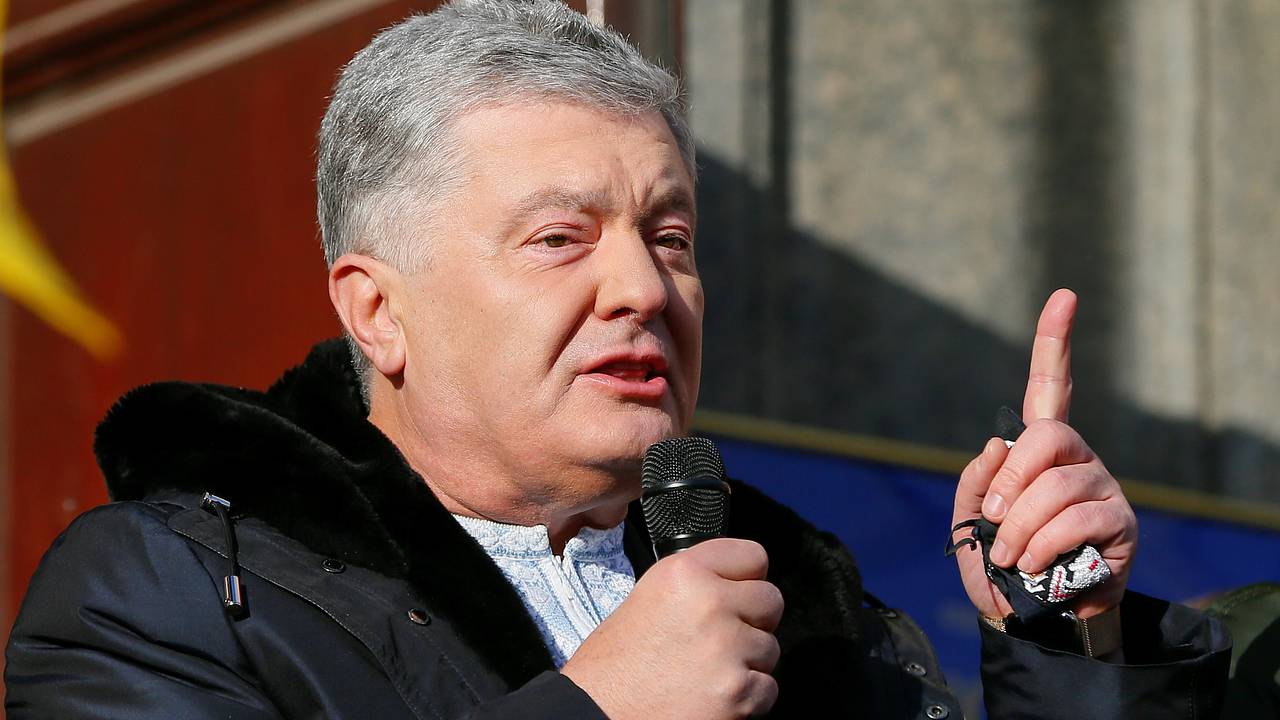 Порошенко усомнился в праве делегации Украины вести переговоры с США. Он заявил, что без директив это могут делать лишь трое