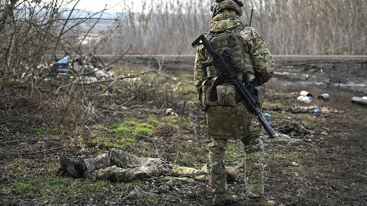 Российский генерал заявил, что в Курской области находят тела наемников без голов и кистей. Он объяснил, зачем с ними это делают