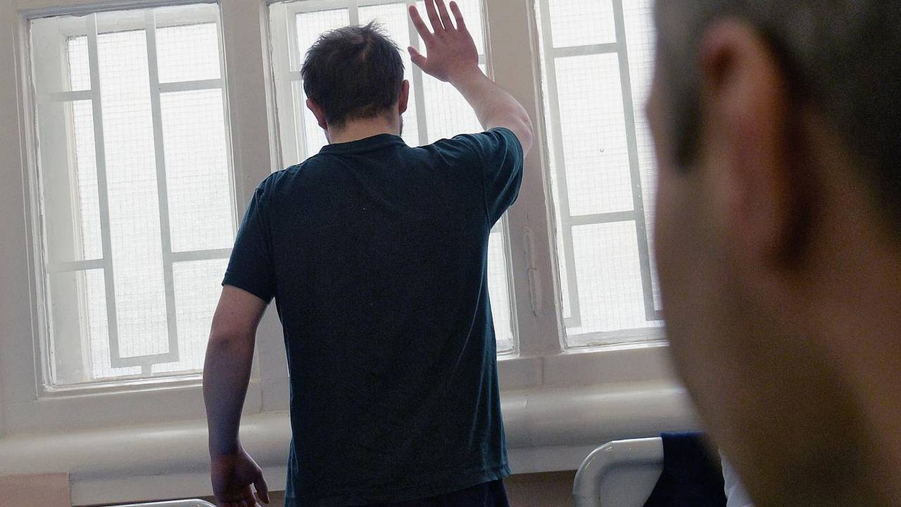 Проникшего в школу и напавшего на сотрудников россиянина отправили в психбольницу
