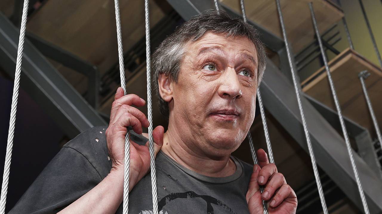Михаил Ефремов через две недели выйдет из колонии. Один из московских театров уже отказался с ним сотрудничать. Почему?