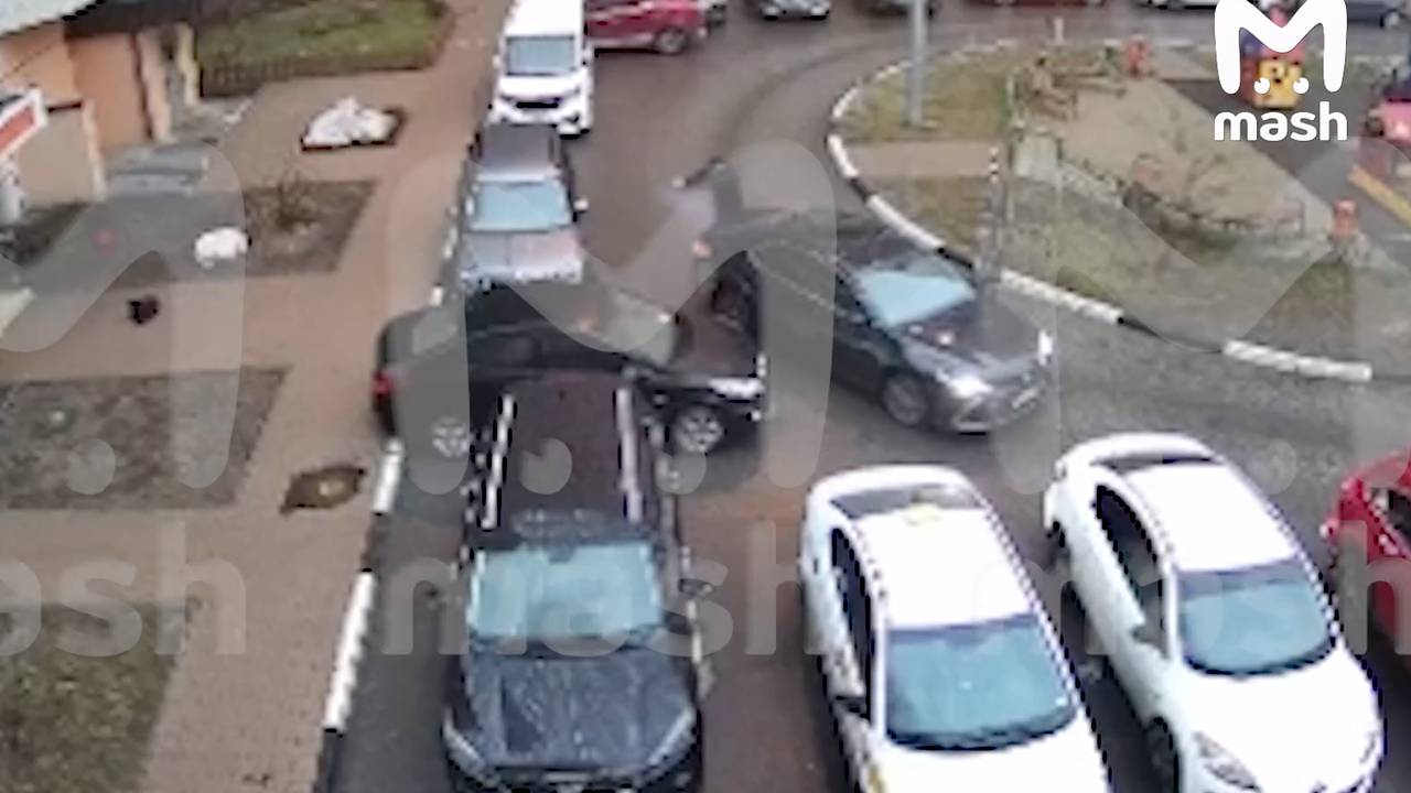 Стрельба неизвестного по мужчине в Подмосковье попала на видео