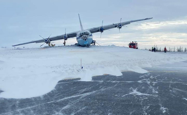 Появилось фото с последствиями опрокидывания Ан-12 в Новом Уренгое
