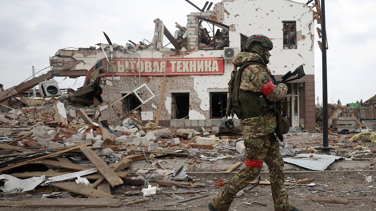 Бойцы ВСУ с автоматами искали раненых российских военных в домах жителей Суджи