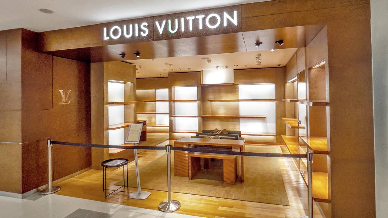 Louis Vuitton лишился миллиарда рублей из-за закрытия магазинов в России