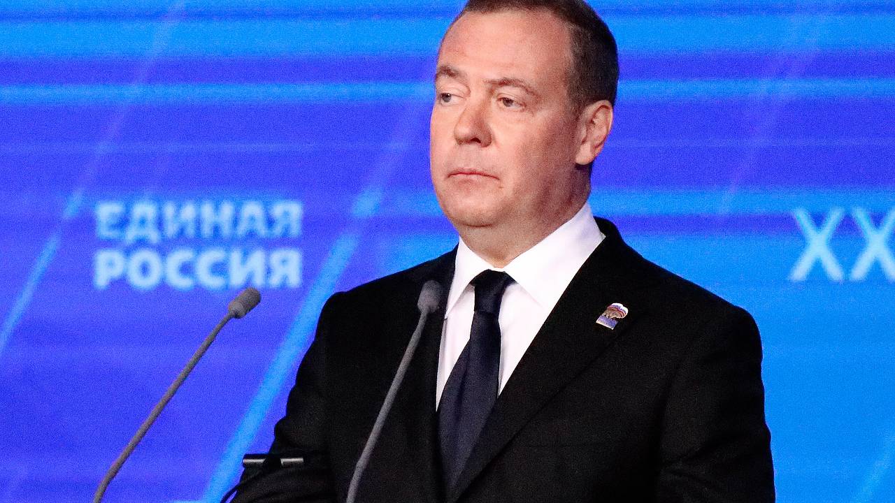 Медведев поручил развернуть высокоэффективные комплексы ПВО