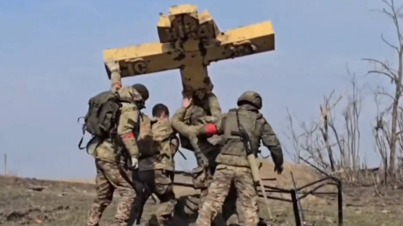 Российские бойцы подняли погнутый в Курской области крест и попали на видео