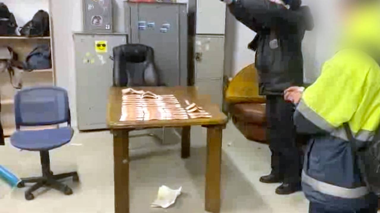 Работник российского аэропорта обокрал пассажирку и спрятал деньги в диване
