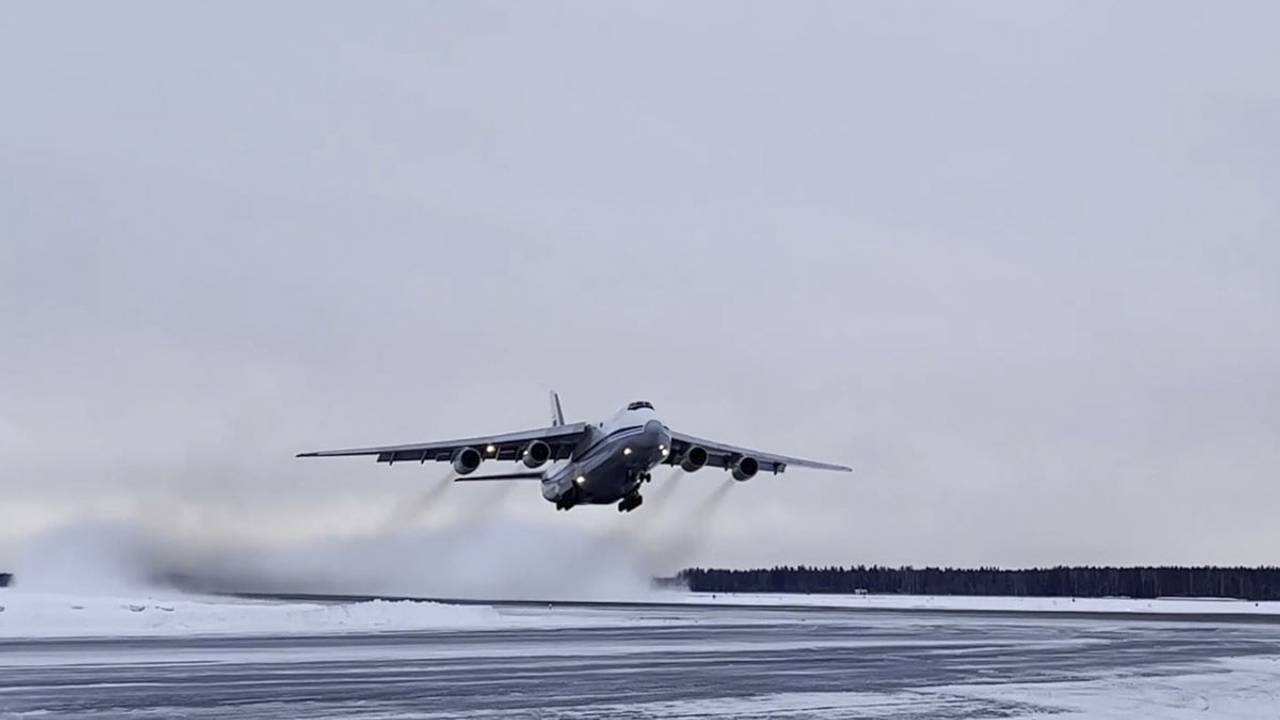 Стало известно о возгорании шасси у самолета Ан-124 в аэропорту российского региона