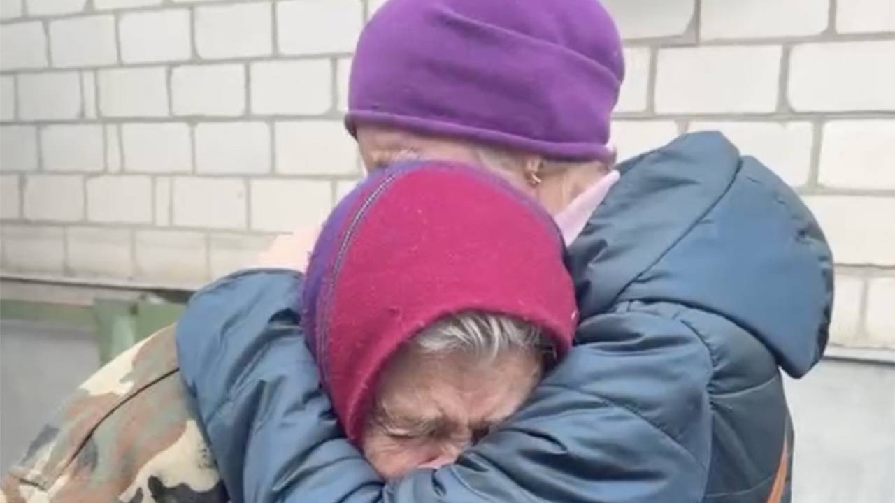 В Судже пенсионеры встретили дочь через восемь месяцев, не сдержали слез и попали на видео