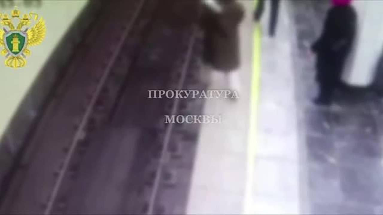 В Москве женщина в платке с ребенком на руках упала на рельсы в метро и попала на видео