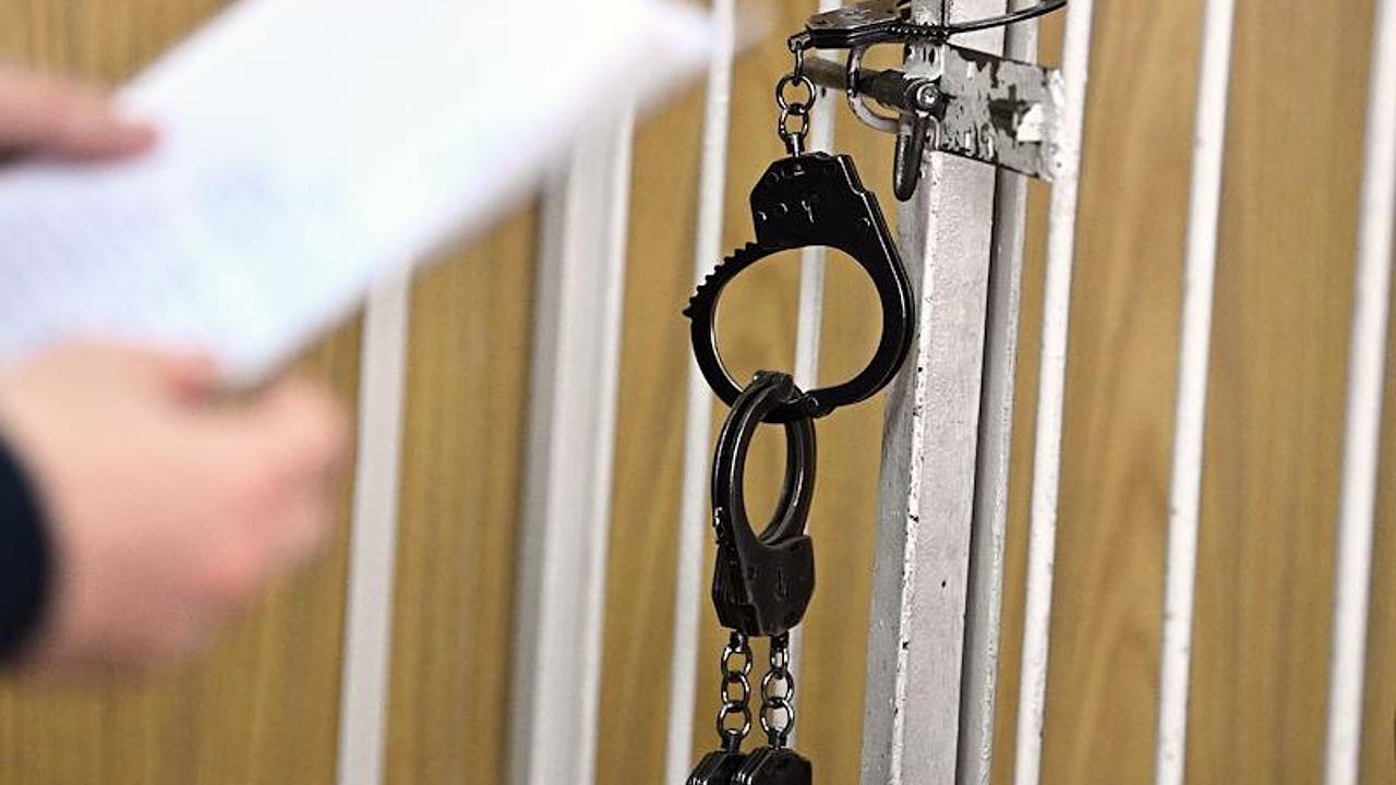В российском регионе молодую мать осудили на пять лет за истязания малолетней дочери
