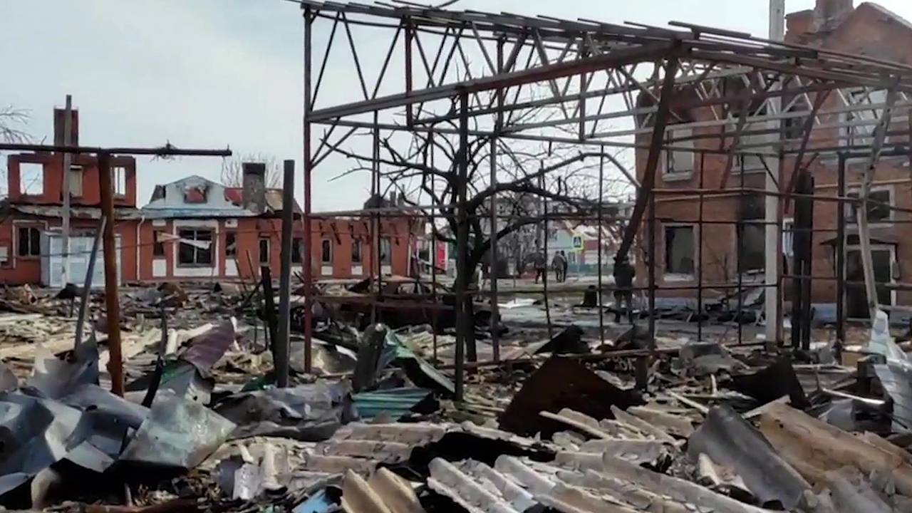 Россиянам показали могилы похороненных прямо во дворах жителей Суджи