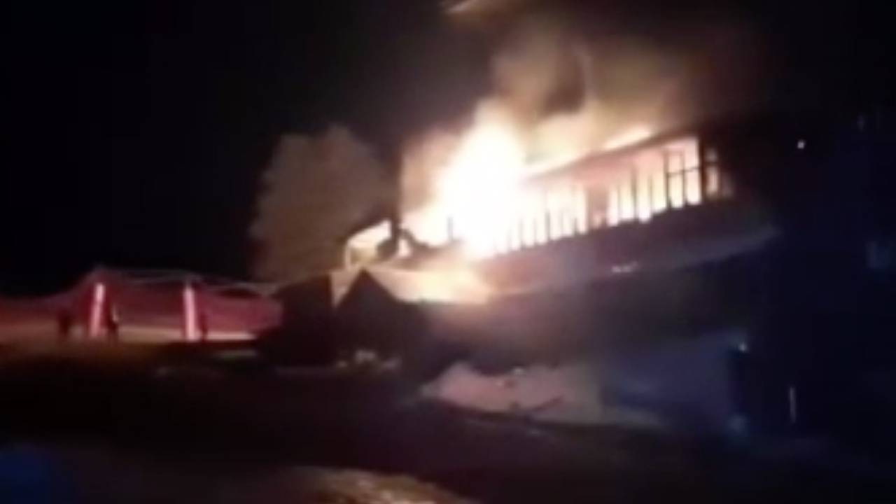 Мощный пожар в отеле на горнолыжном курорте Турции попал на видео